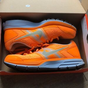 Orange Nike zoom sz 7